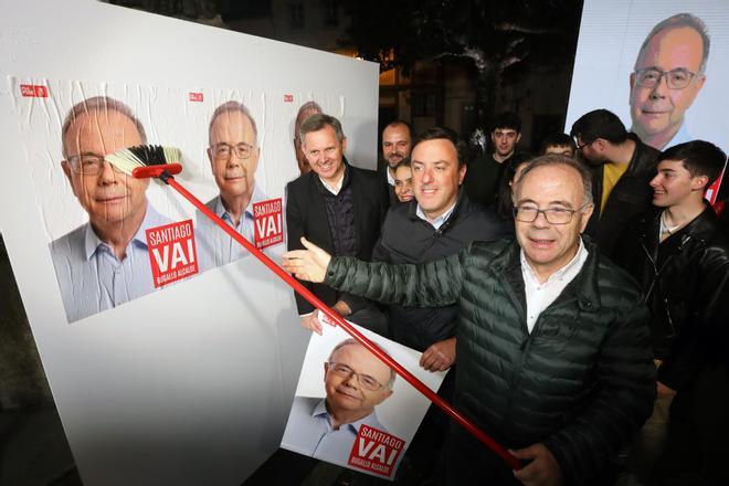 El secretario general del PSdeG, Valentín González Formoso (2-i), junto al alcalde de Santiago, Xosé Sánchez Bugallo (2-d), y el ministro de Sanidad, José Miñones (i), dan el pistoletazo de salida a la campaña electoral en la capital gallega.