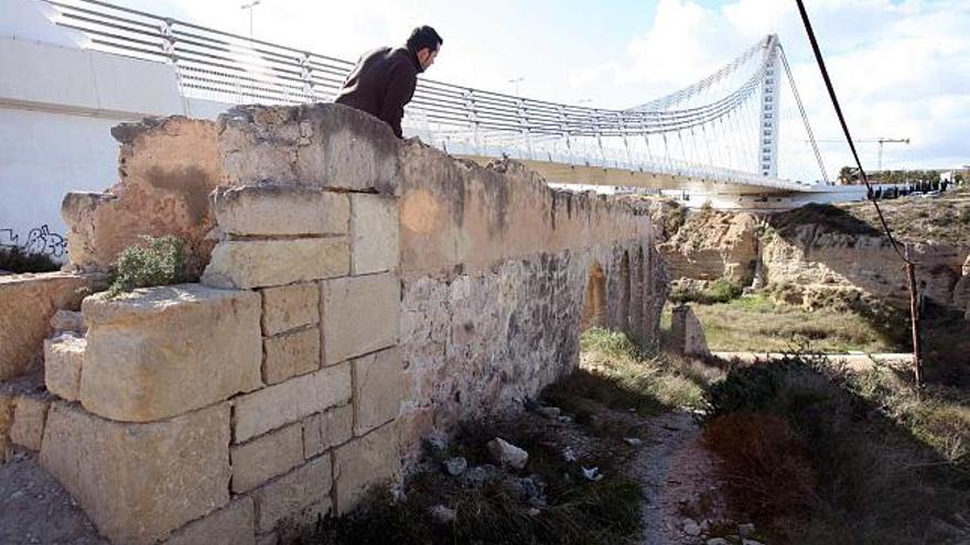 El acueducto situado junto a la Acequia Mayor, que en su día llevó el agua a la otra margen del río, también se encuentra muy deteriorado