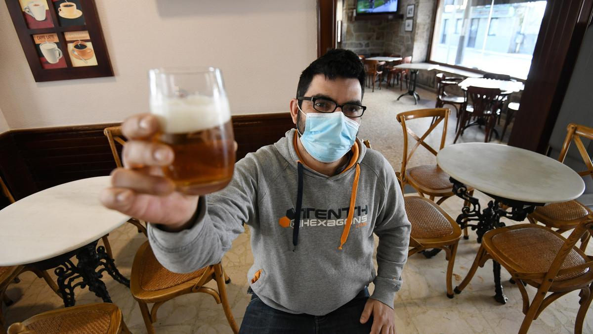 Un joven brinda por la reapertura del interior de los bares en Ponte Caldelas.