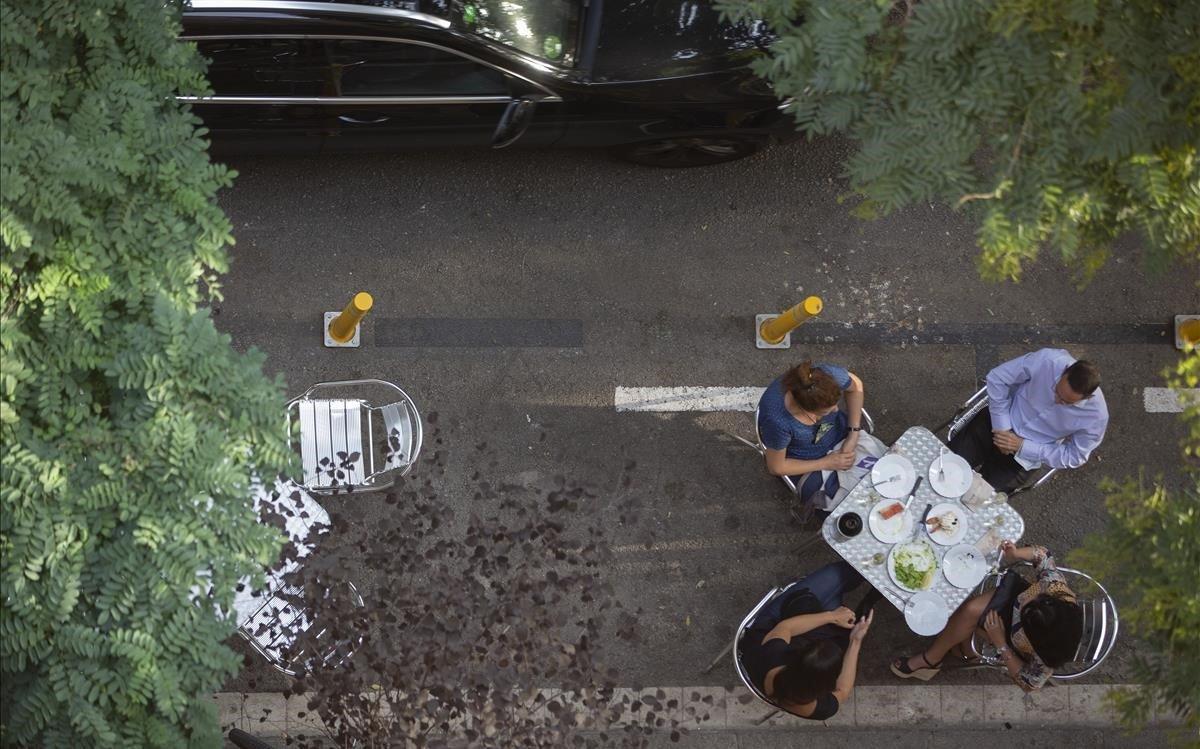 Terrazas en los nuevos espacios ganados al coche para respetar las distancias de seguridad por el COVID como la  terraza del Bar de tapas Jaica en la Barceloneta