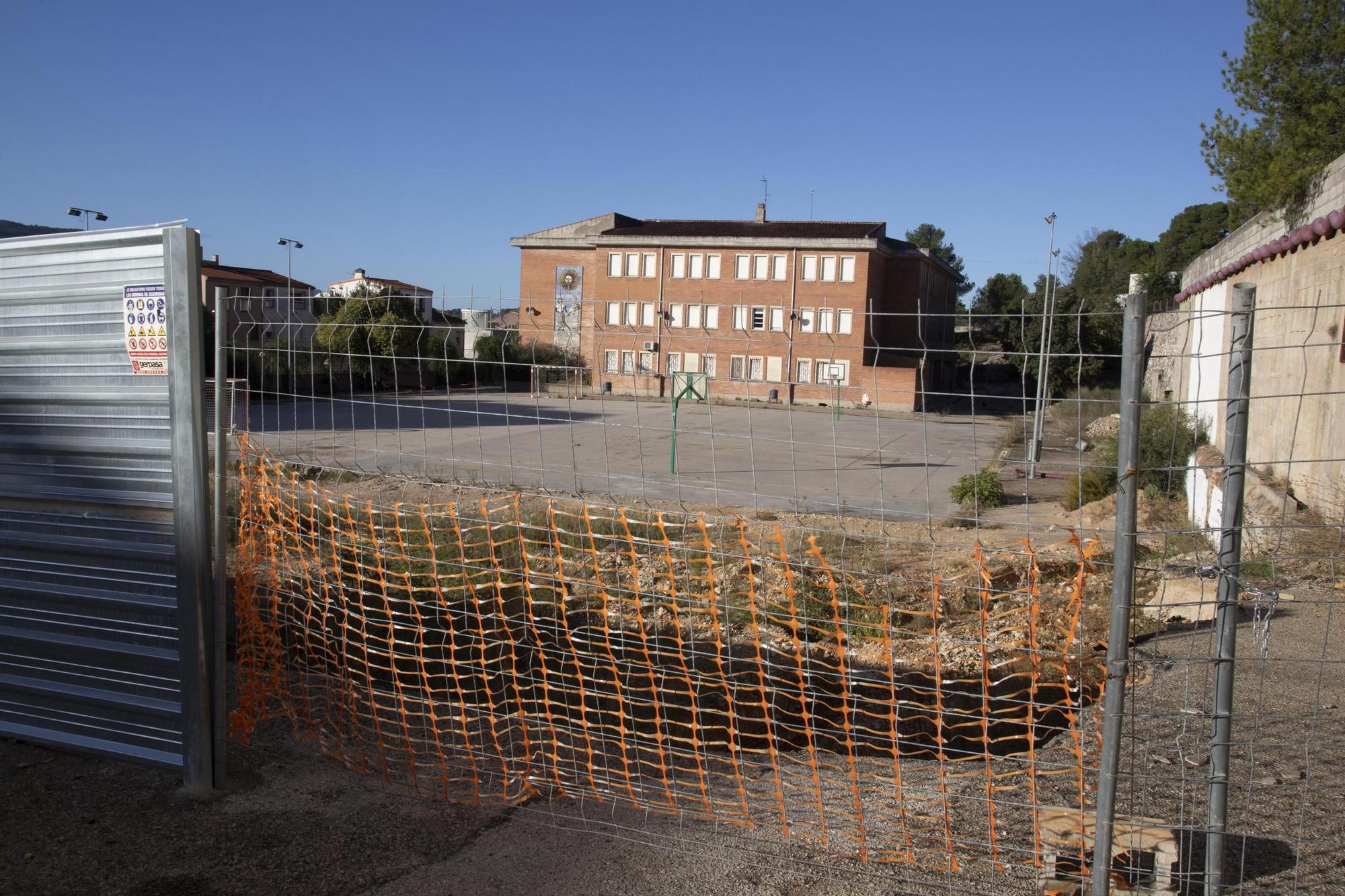 Protesta a las puertas del CEIP Lluís Vives de Bocairent por la paralización de las obras.