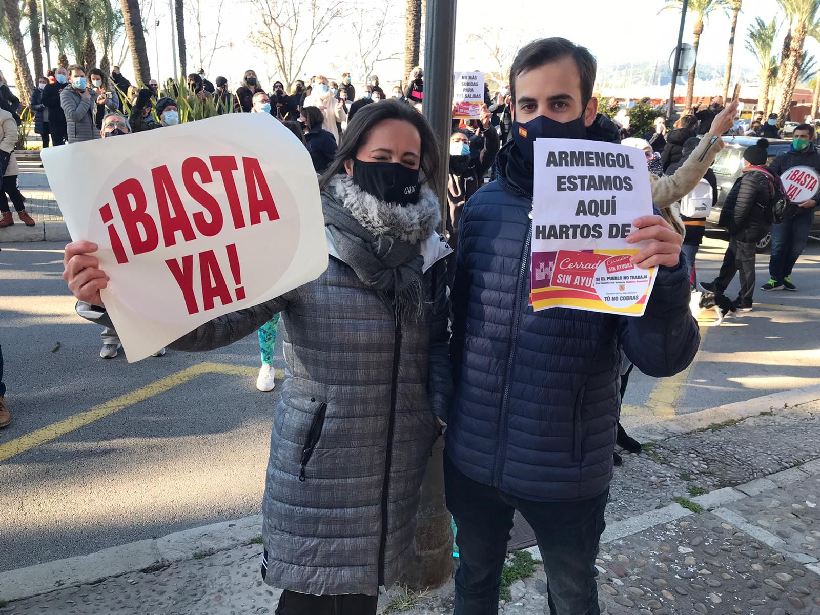 Unos 500 restauradores desafían la prohibición y protestan ante el Consolat contra el cierre