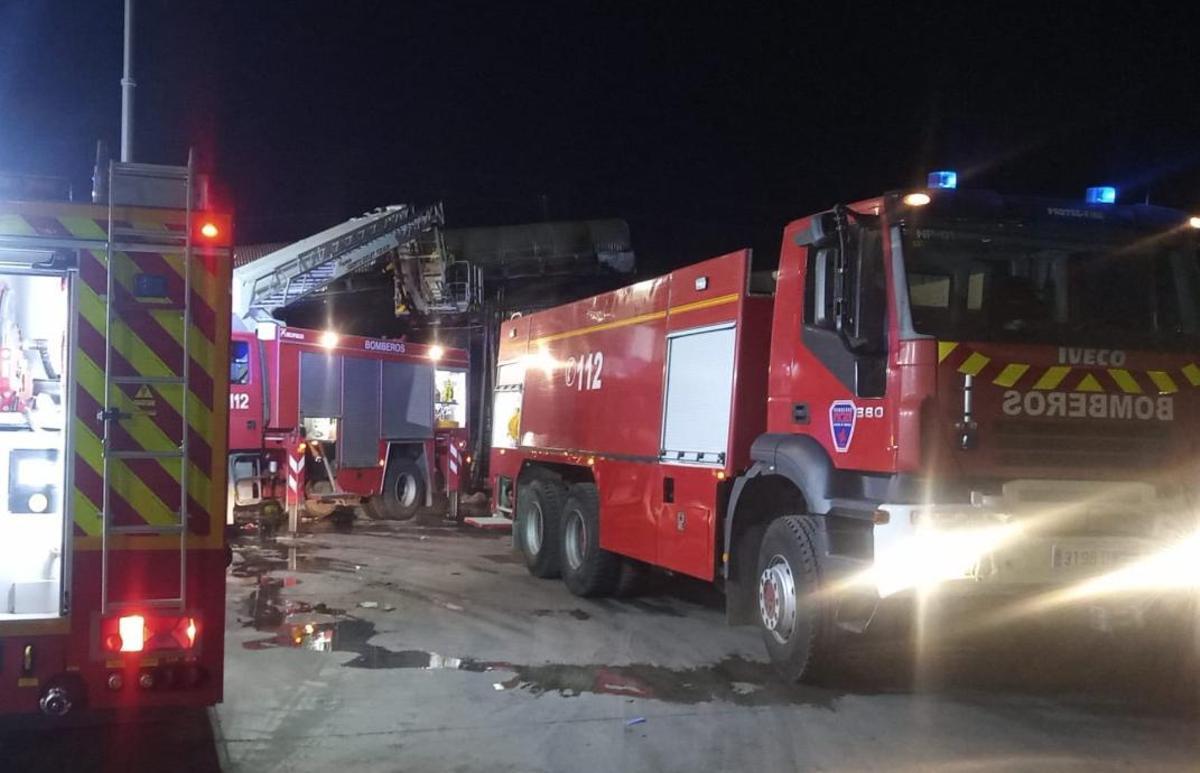 Unos camiones de bomberos estacionados en la planta de residuos de Ulea.