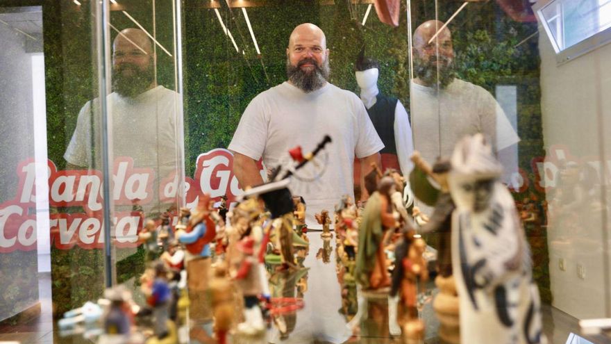 Bras Rodrigo Álvarez Prieto en una de las salas del centro museístico corverano ante parte de su extensa colección de gaiteros en miniatura. | MIKI LÓPEZ