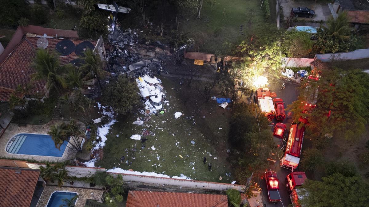 Fotografía aérea del accidente de un avión de la aerolínea Voepass en Vinhedo (Brasil).