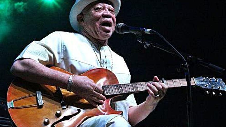 Salif Keita, en un moment de la seva actuació.