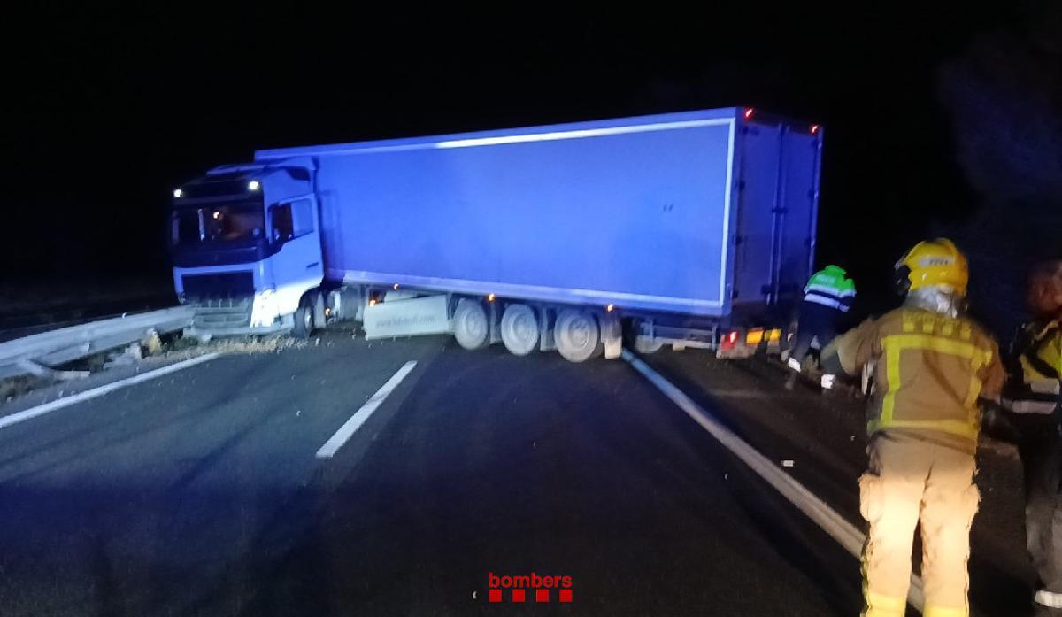 El camión accidentado esta madrugada de martes en la AP-7 a su paso por l'Ametlla de Mar (Baix Ebre).