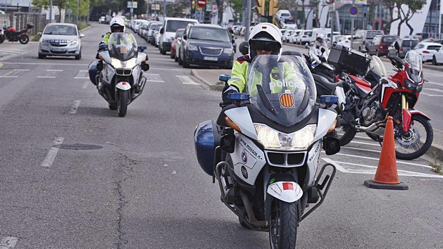 Dues motos de Mossos d’Esquadra patrullant, foto d&#039;arxiu