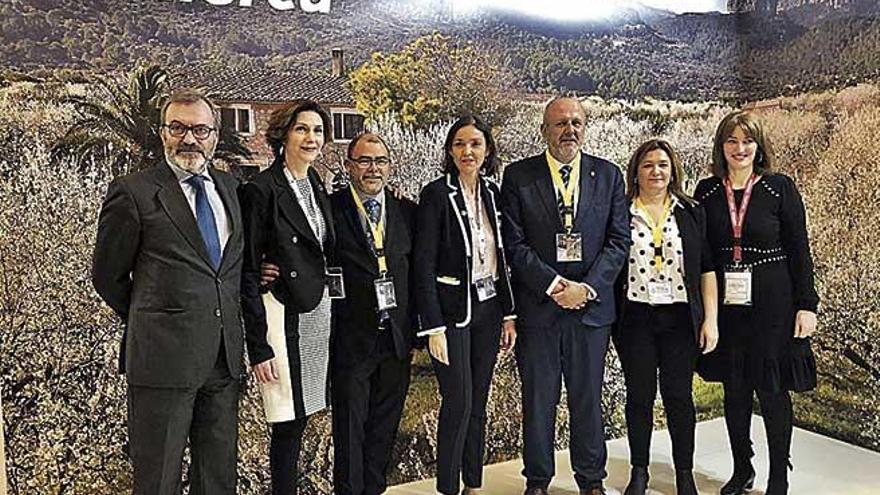 La ministra Maroto (centro), con el embajador MartÃ­nez (izq.), Bel Oliver y autoridades de Mallorca.