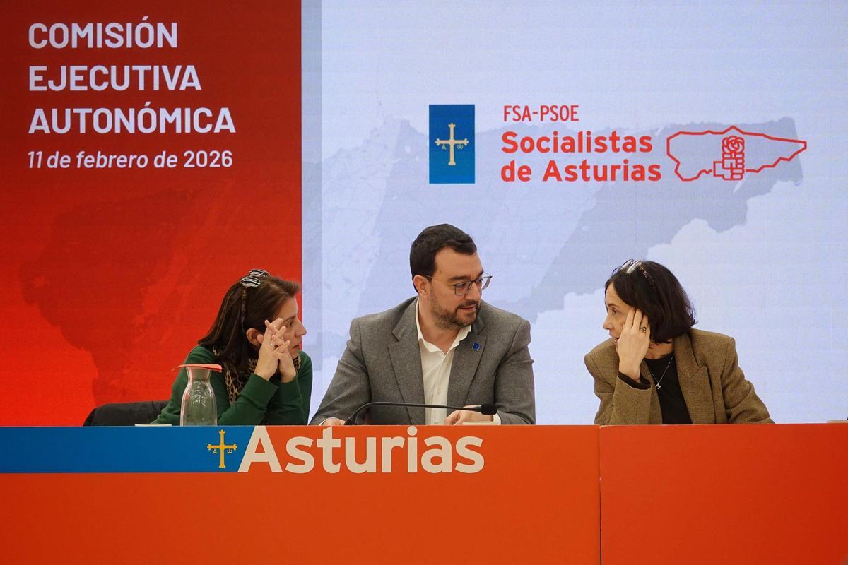 Adrián Barbón, en la reunión de la Ejecutiva, entre Adriana Lastra (izquierda) y Dolores Carcedo (derecha)