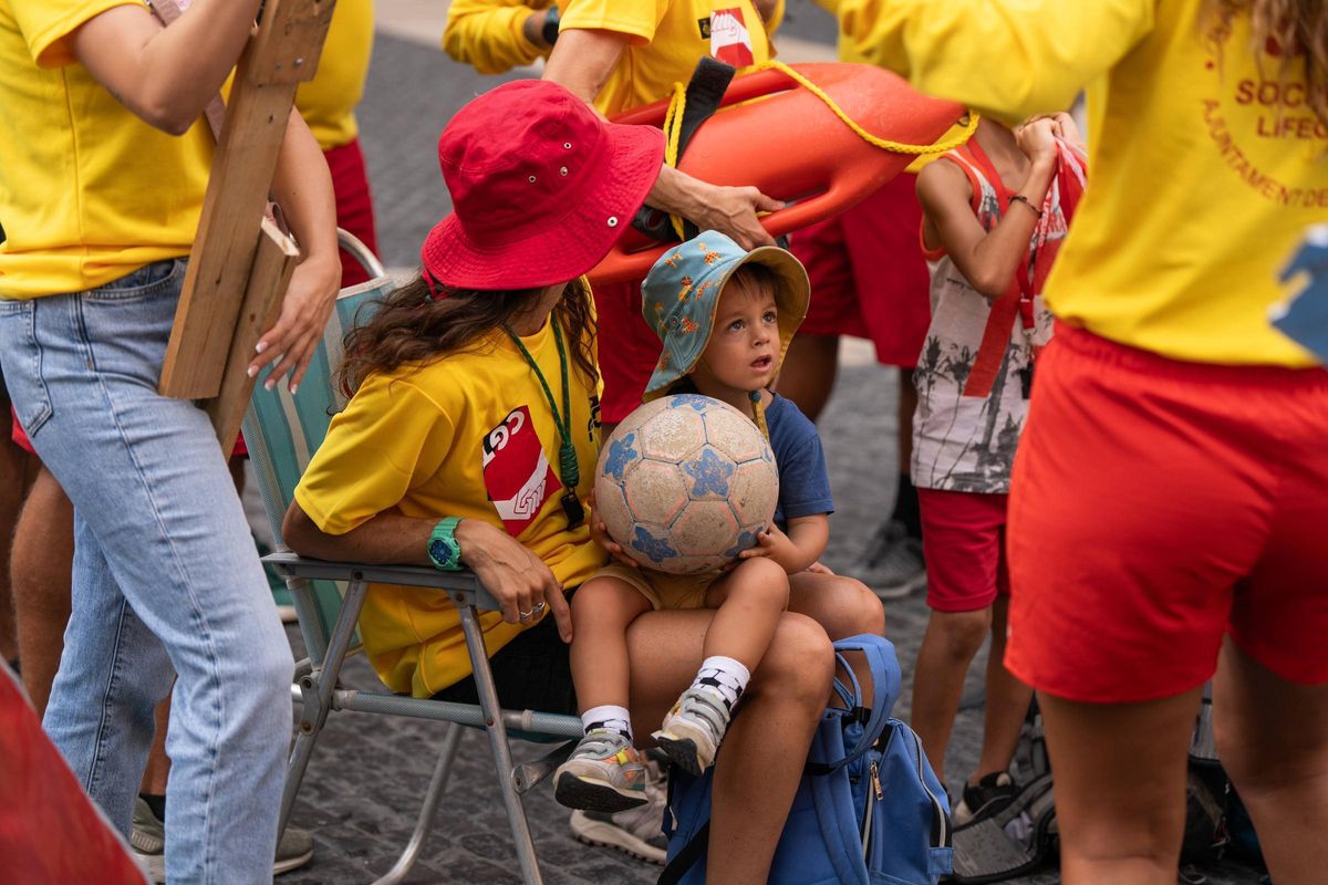 Los socorristas de Barcelona protestan contra la precariedad y la falta de personal
