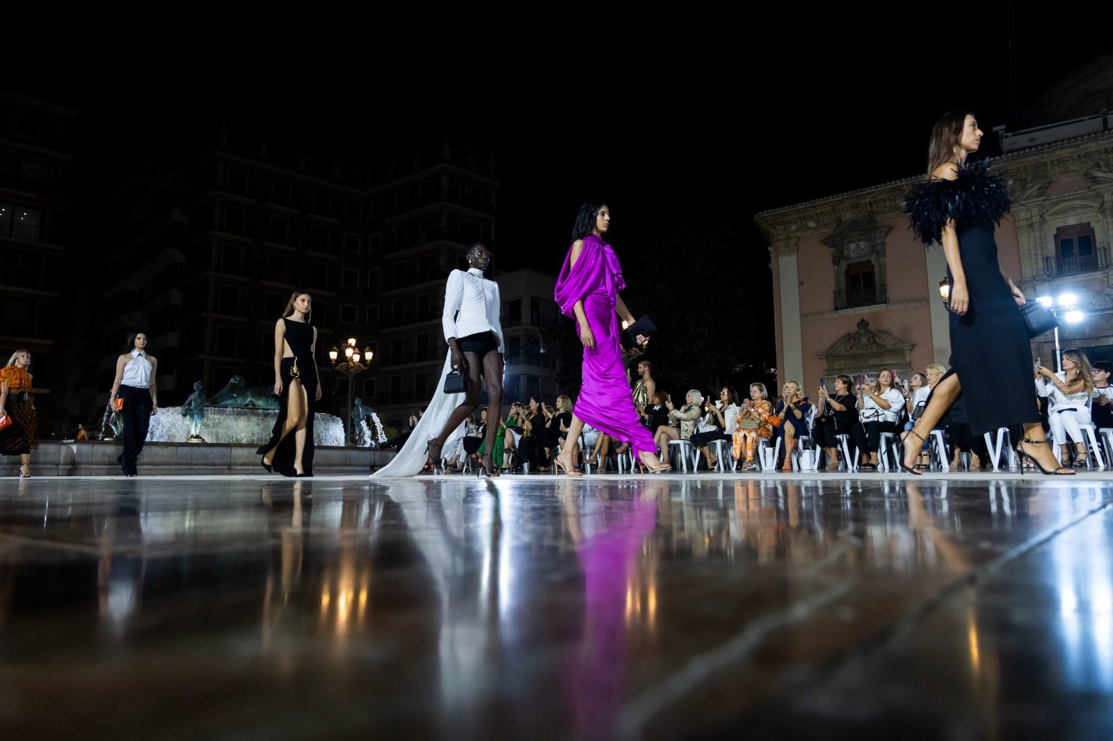 Isabel Sanchis toma la pasarela de la Mediterránea Fashion Week