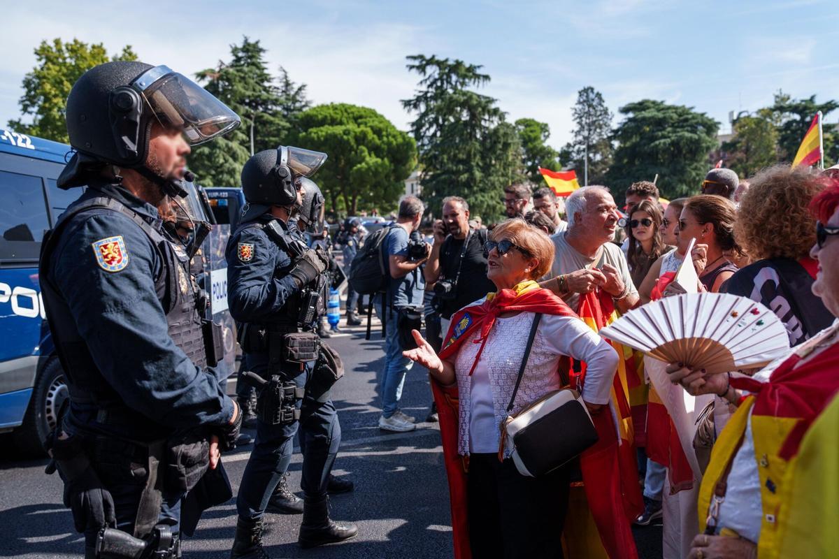 Manifestantes y policías durante una manifestación para expresar apoyo a Ceuta y exigir la celebración de elecciones generales, a 26 de septiembre de 2026, en Madrid (España). La movilización ha sido convocada por Sociedad Civil Española (SCE), que aglutina a más de 150 asociaciones civiles, bajo el lema 'Por la dignidad de España. II marcha por la dignidad. Elecciones ya. ¡En defensa de España! ¡Con Ceuta y Melilla!’. 26 SEPTIEMBRE 2026 MANIFESTACIÓN;PIXELADA Matias Chiofalo / Europa Press 26/09/2026. Matias Chiofalo;