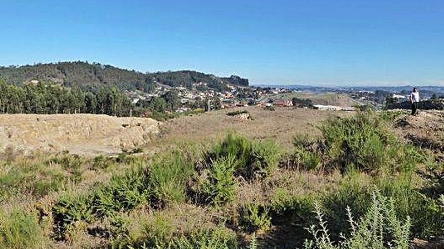 Terrenos elevados por los rellenos y a la izquierda excavación, en el Monte Costa, con la pista de Alvedro al fondo.