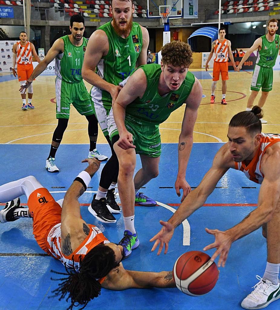 McGhee y Matulionis luchan por el balón desde el suelo. 