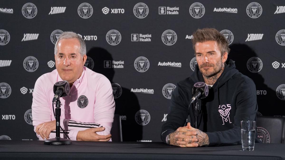 Jorge Mas y David Beckham, copropietarios del Inter Miami, en una conferencia de prensa la semana pasada.