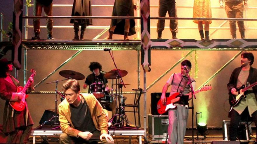 A obra reúne a doce actores sobre o escenario.