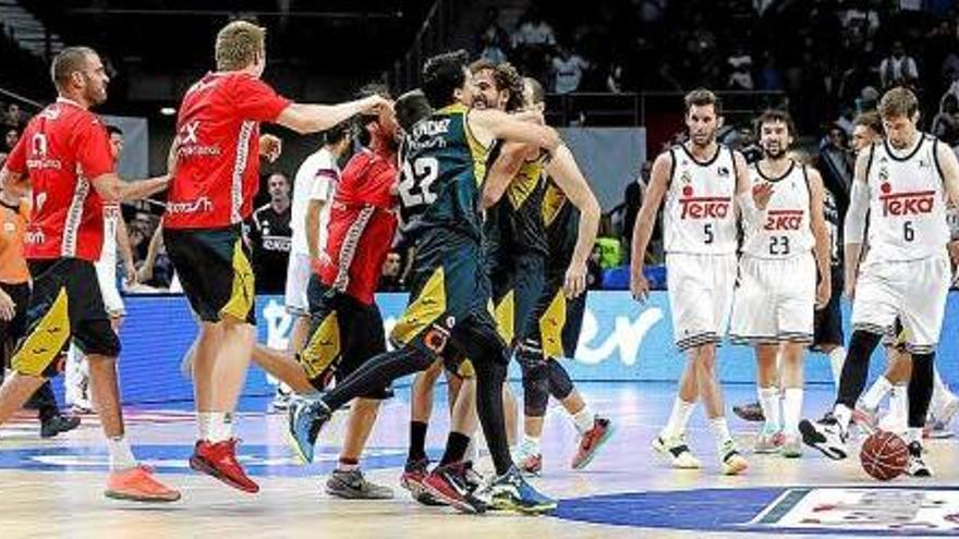 Final del partit del maig passat al Barclaycard Center amb els jugadors de La Bruixa celebrant la victòria