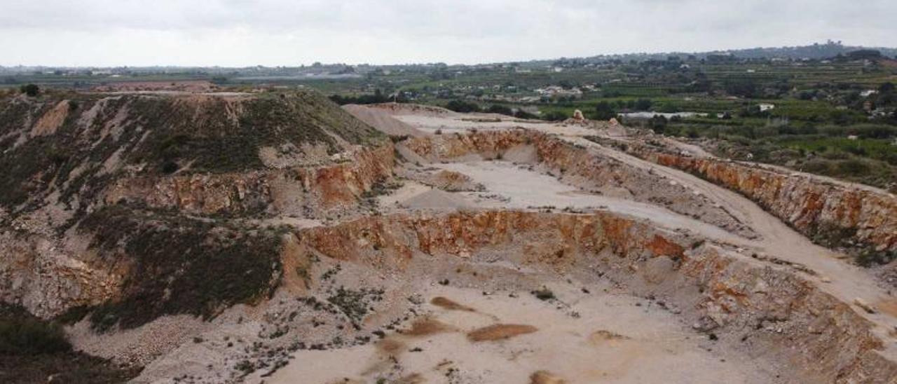 Área excavada para desarrollar la actividad de cantera en la Serra Perenxisa. | A.T.