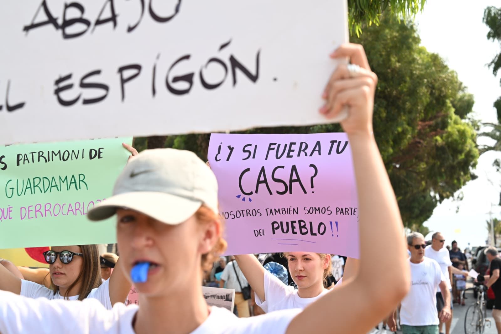 Protesta contra el derribo de las casas de la playa de Babilonia en Guardamar del Segura