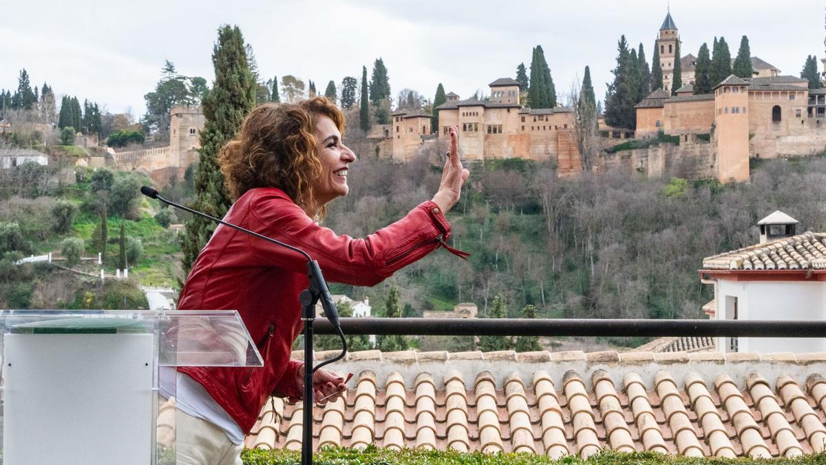 La secretaria general del PSOE-A, María Jesús Montero, participa junto al escritor Luis García Montero en un acto de apoyo a la cultura este viernes en Granada.