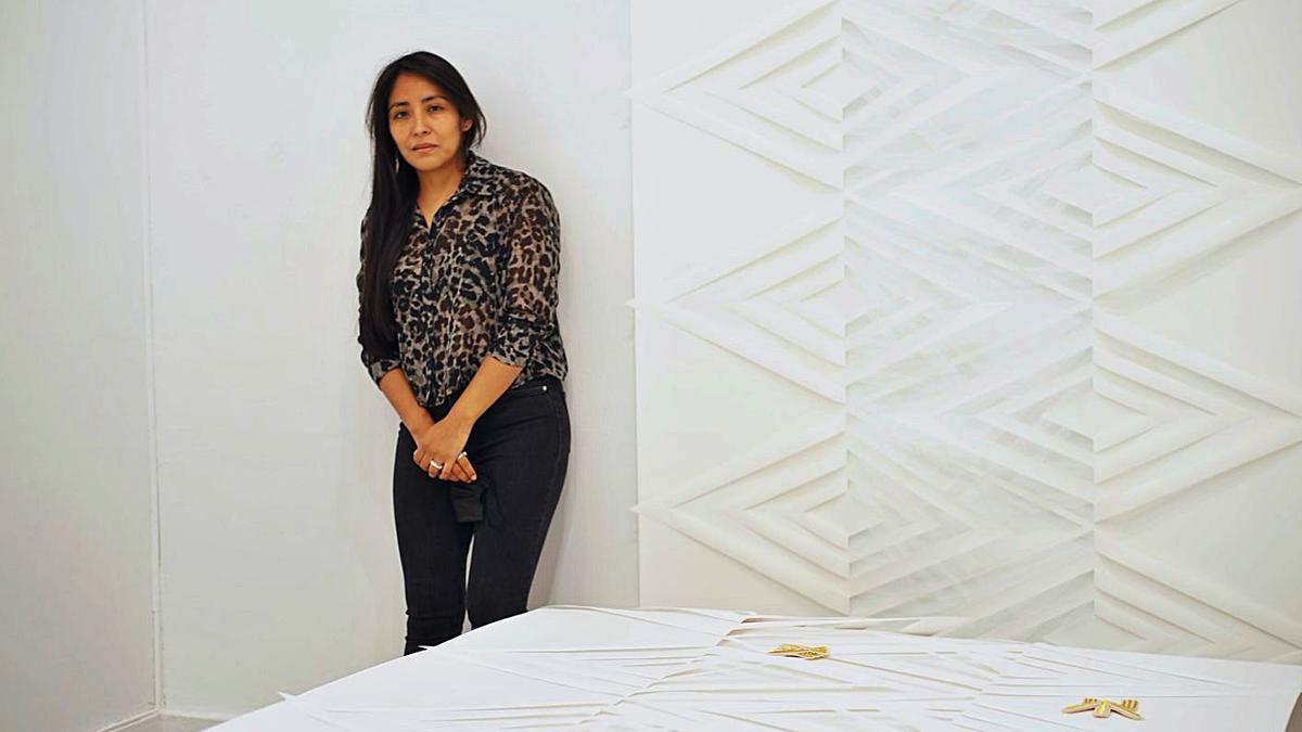 Bolivian artist Liliana Zapata, together with a piece from her exhibition 'Tentayape, la Último morada'.  |  |  LP / DLP