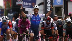 Cavendish alza los brazos victoriosos en línea de meta