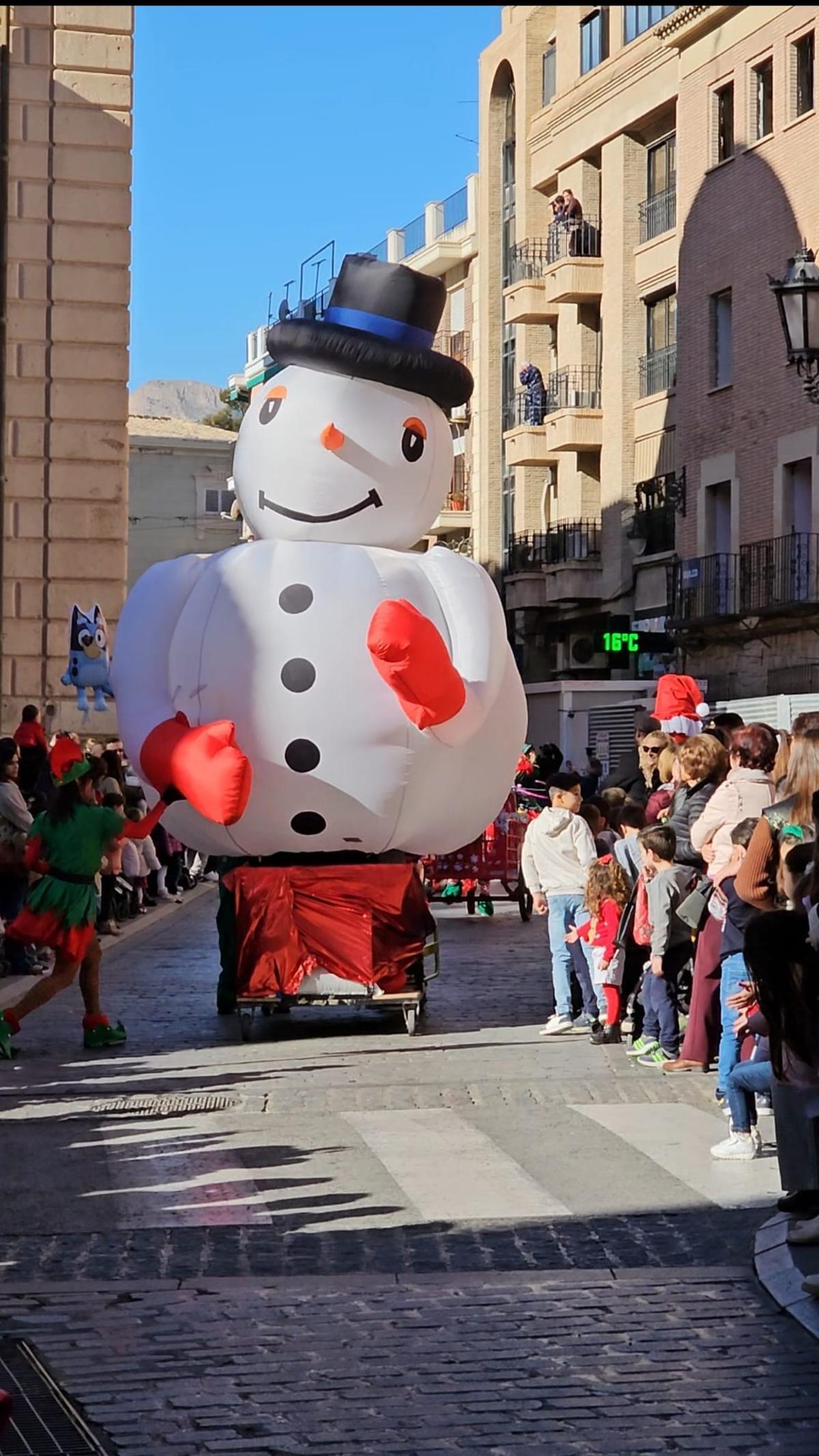 Un muñeco de nieve en el desfile de Papá Noel en Orihuela.