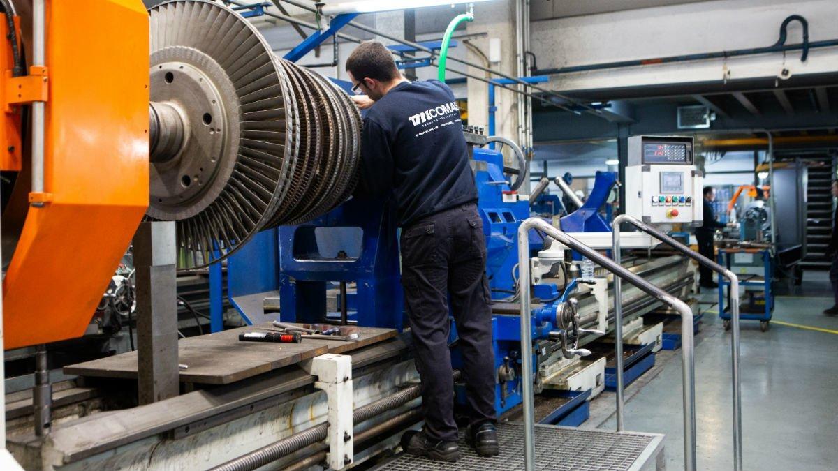 Trabajador en un taller mécanico