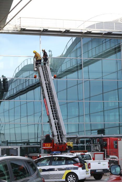 Los bomberos trabajando en la terminal