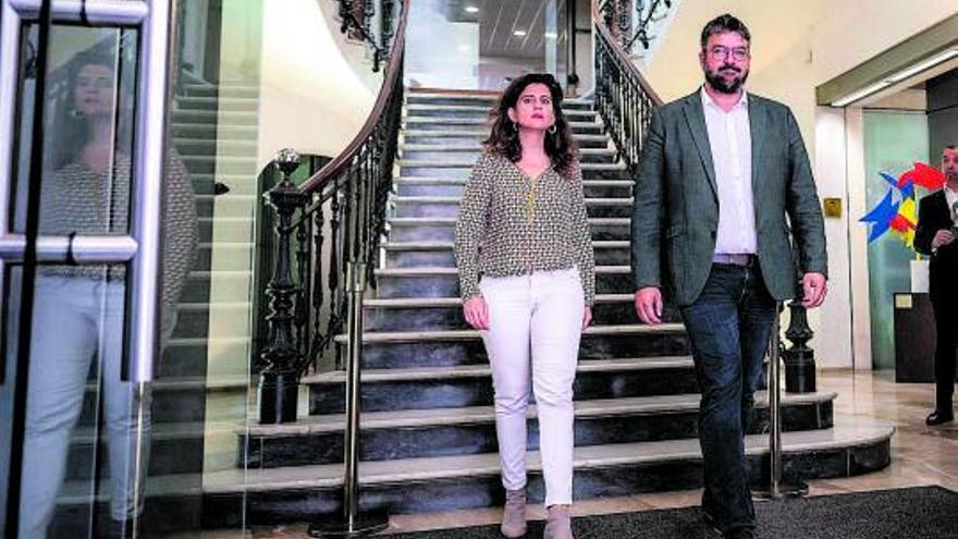 Maria Ramon y Lluís Apesteguia tras reunirse con Prohens y Costa en el Parlament. | B.RAMON