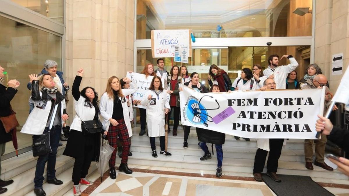 Protesta de médicos de atención primaria en la sede del ICS, el lunes