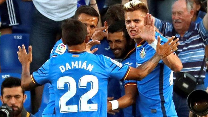 Los jugadores del Getafe celebran su gol.