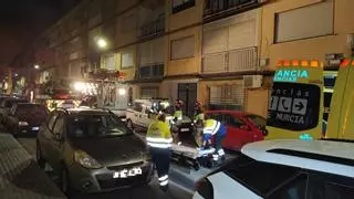 Despliegue policial y de bomberos para rescatar a una nonagenaria que se cayó en su casa de Cartagena