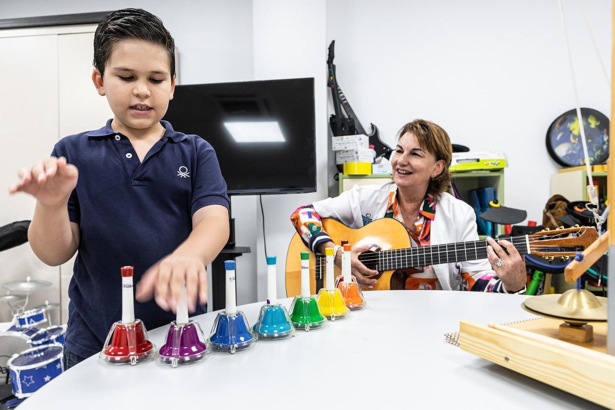 Una sesión de musicoterapia en la sede Aspanoa en Zaragoza