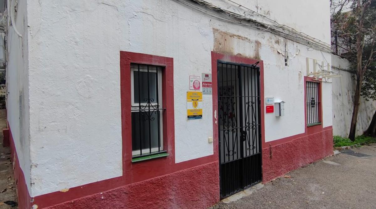 Acceso al antiguo centro de atención de transeúntes de Marbella.