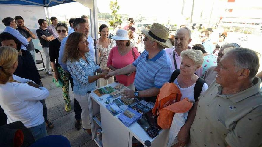 Beatriz Mato y Telmo Martín saludan a un grupo de turistas. // Gustavo Santos