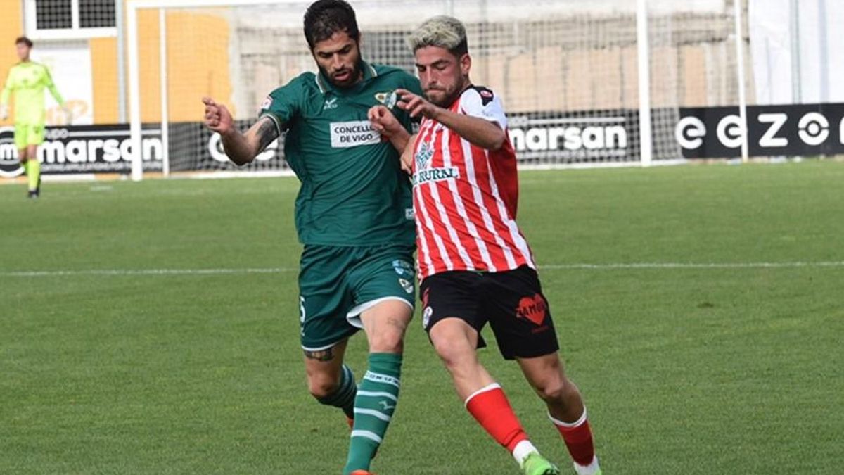 Un momento del encuentro entre Coruxo y Zamora CF, con Ámez de protagonista