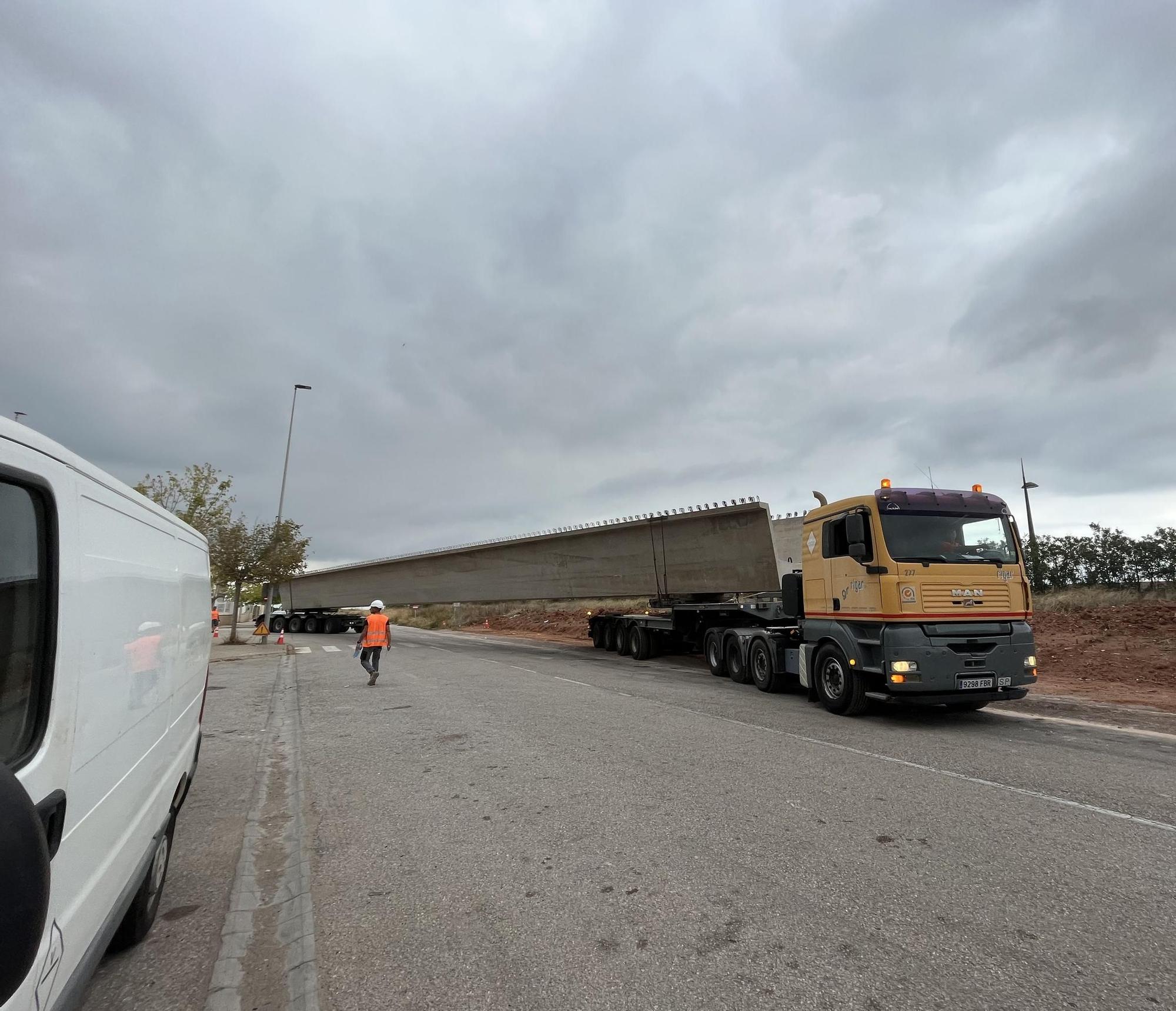 La compleja llegada de la primera megaviga para el puente industrial de la Vall, en imágenes