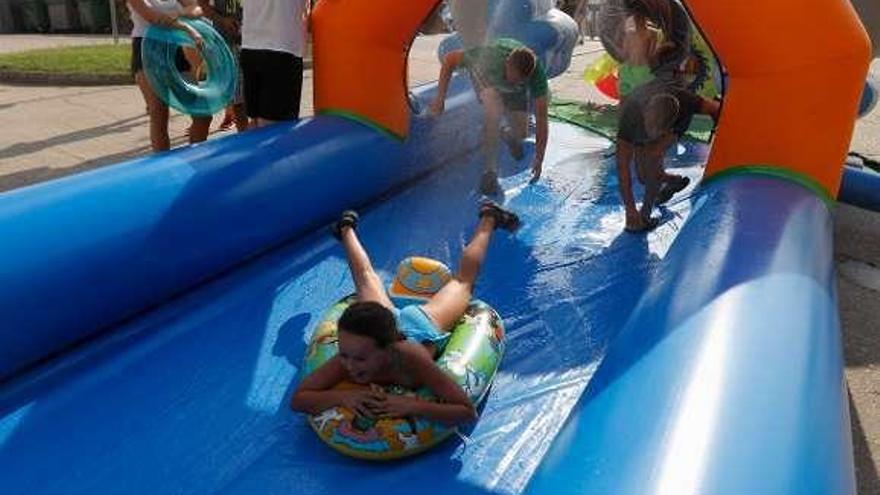 Hinchables con agua en las pasadas fiestas del barrio.