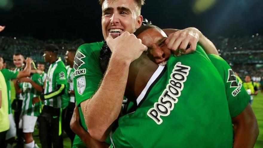 Rescaldani celebró, en el terreno de juego. junto a sus compañeros el título de la Libertadores tras vencer a Independiente del Valle.