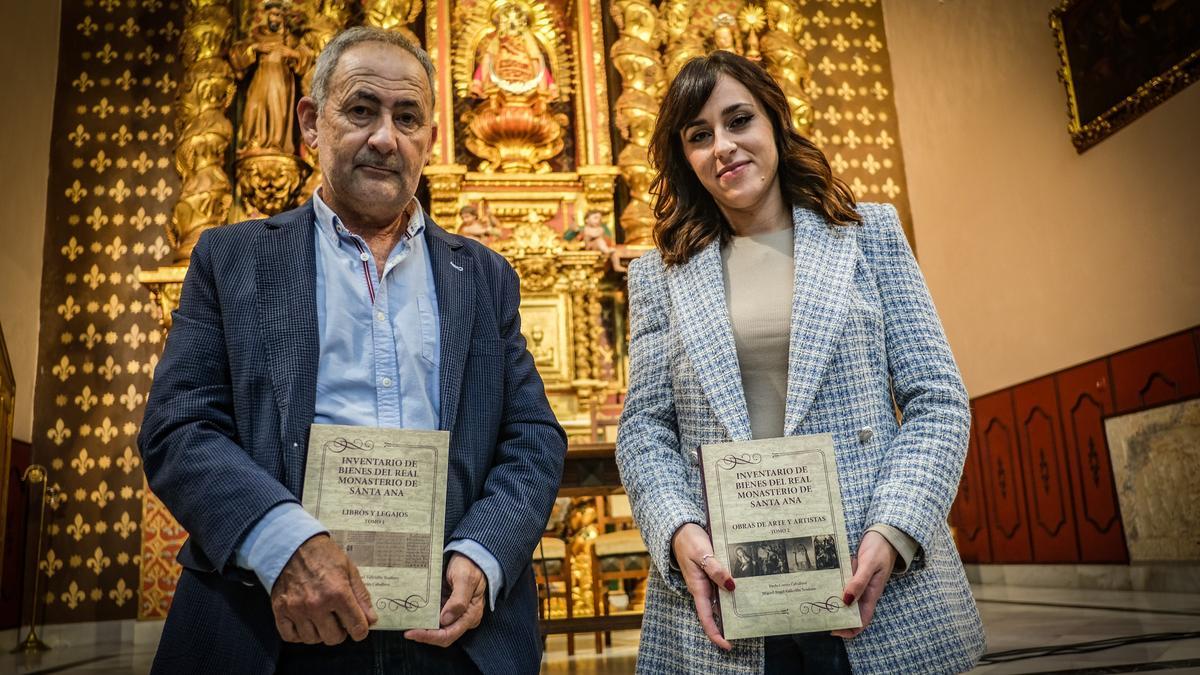 Miguel Ángel Vallecillo y Paola Cortés, responsables del inventario de los fondos del Monasterio de Santa Ana, ayer en la presentación.