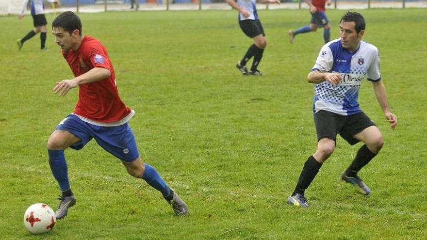 Nacho Quintín, con el balón, tras superar a Villanueva.