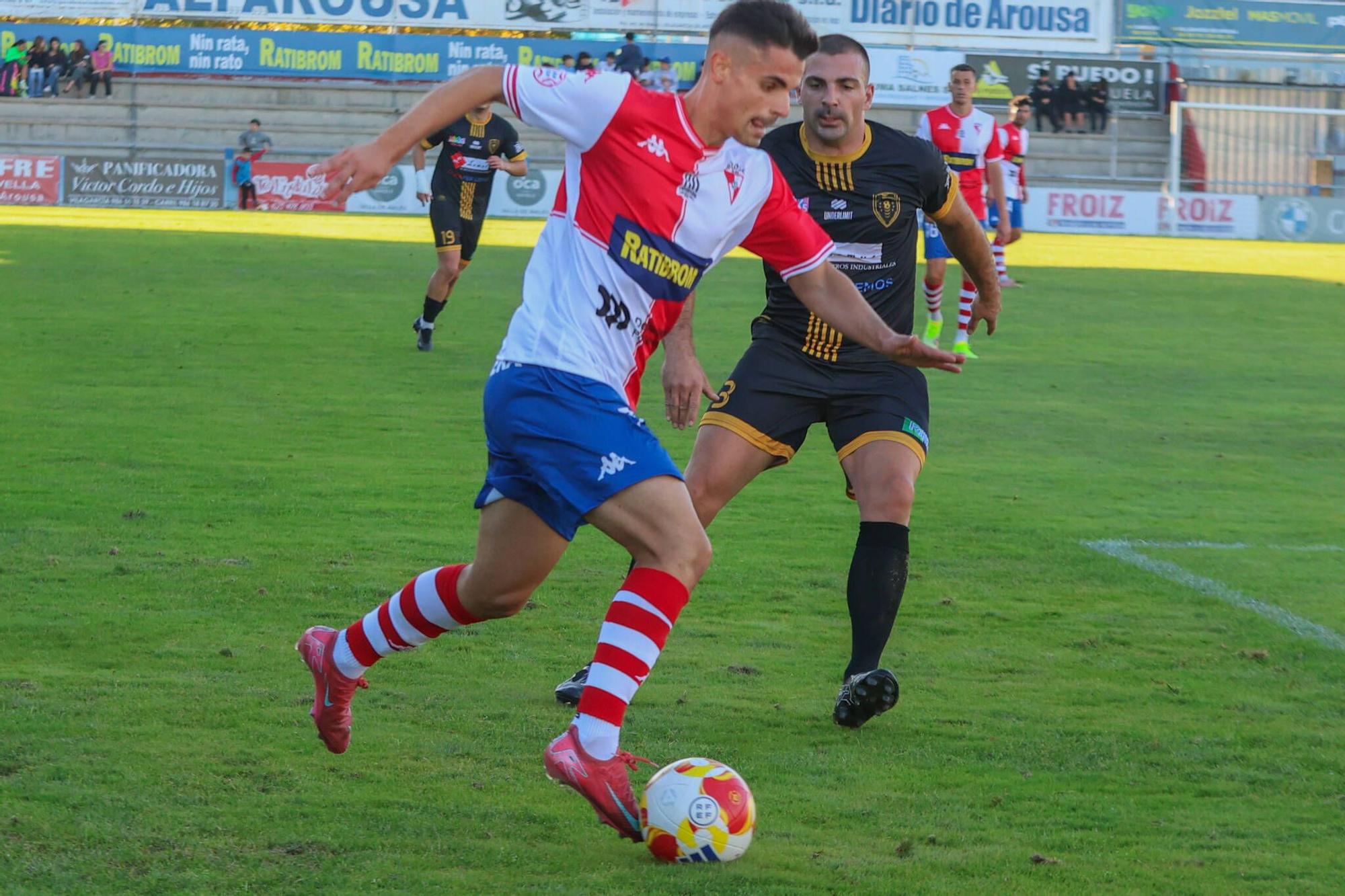 Las imágenes de la contundente victoria del Arosa al Barbadás (3-0)