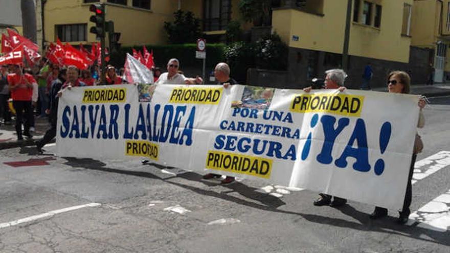 Miembros del Foro Aldeano despliegan una pancarta frente a la sede del Cabildo de Gran Canaria, ayer. | la provincia / dlp