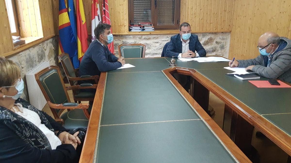 Francisco Requejo en el Ayuntamiento de Galende.