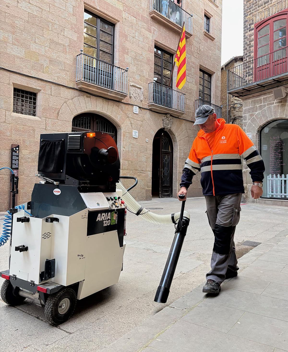 Un operari utilitza el nou aspirador