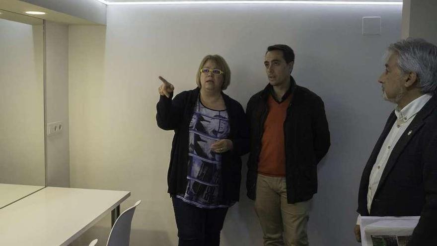 La edil de Cultural, Mariam Martínez, explica al alcalde Luciano Huerga detalles de la reforma.