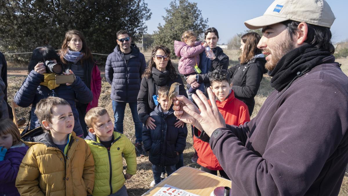 L'ornitòleg Marc Illa explicant el mètode de l'anellament durant una activitat a l'aiguamoll de la Bòbila