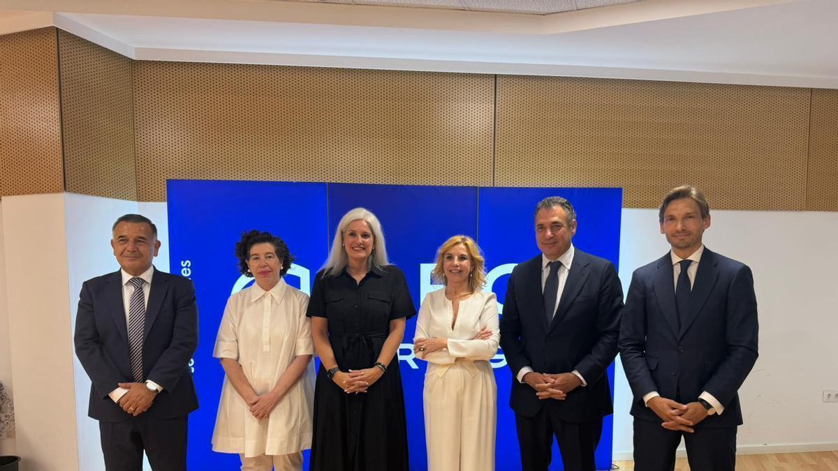 Foto de familia de la jornada sobre absentismo organizada por CEOE Aragón.